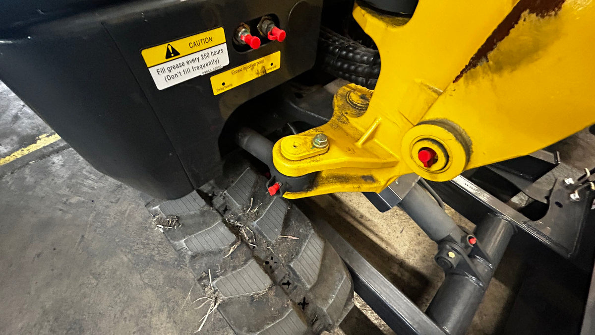 1.8 Ton Kubota Mini Excavator Retractable Tracks & 2-Speed Travel | AGT-SE17SR