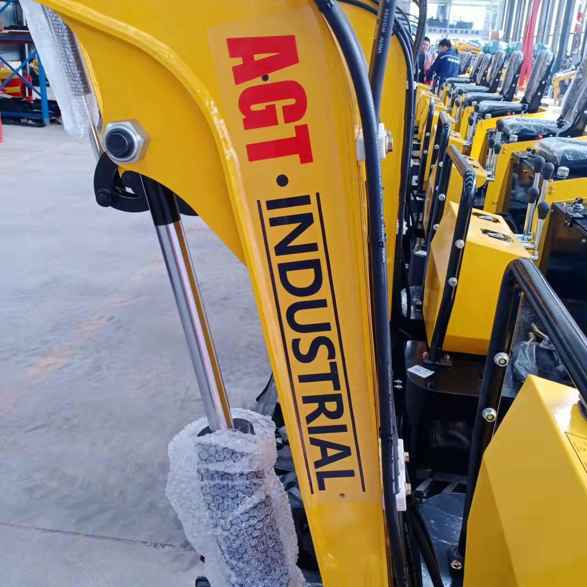 1 Ton Mini Excavator B&S 13.5HP Engine w/ Compact Design | AGT-H12