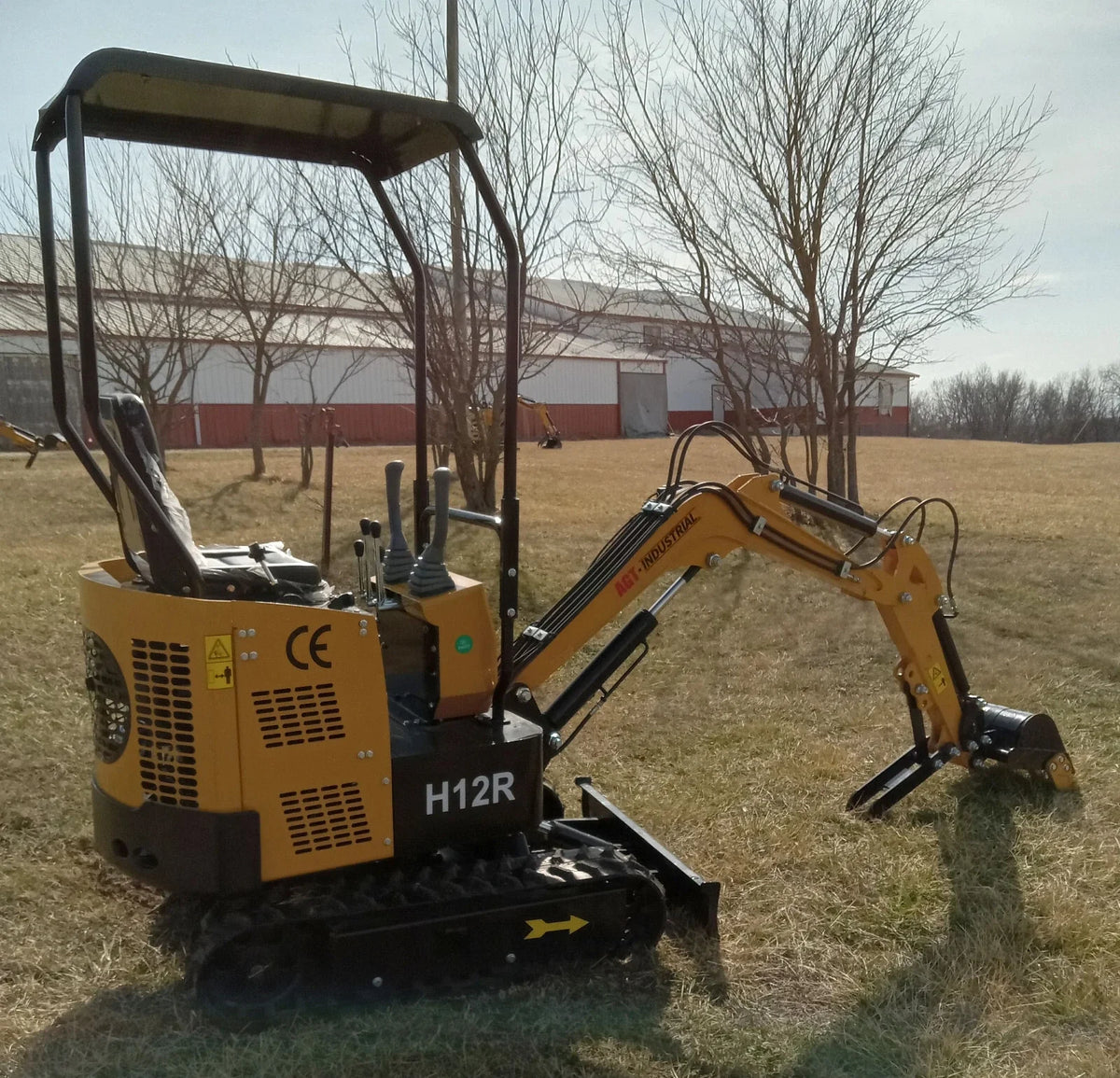 1 Ton Mini Excavator Rato 13.5HP EPA w/ Hydraulic Thumb | AGT-H12R