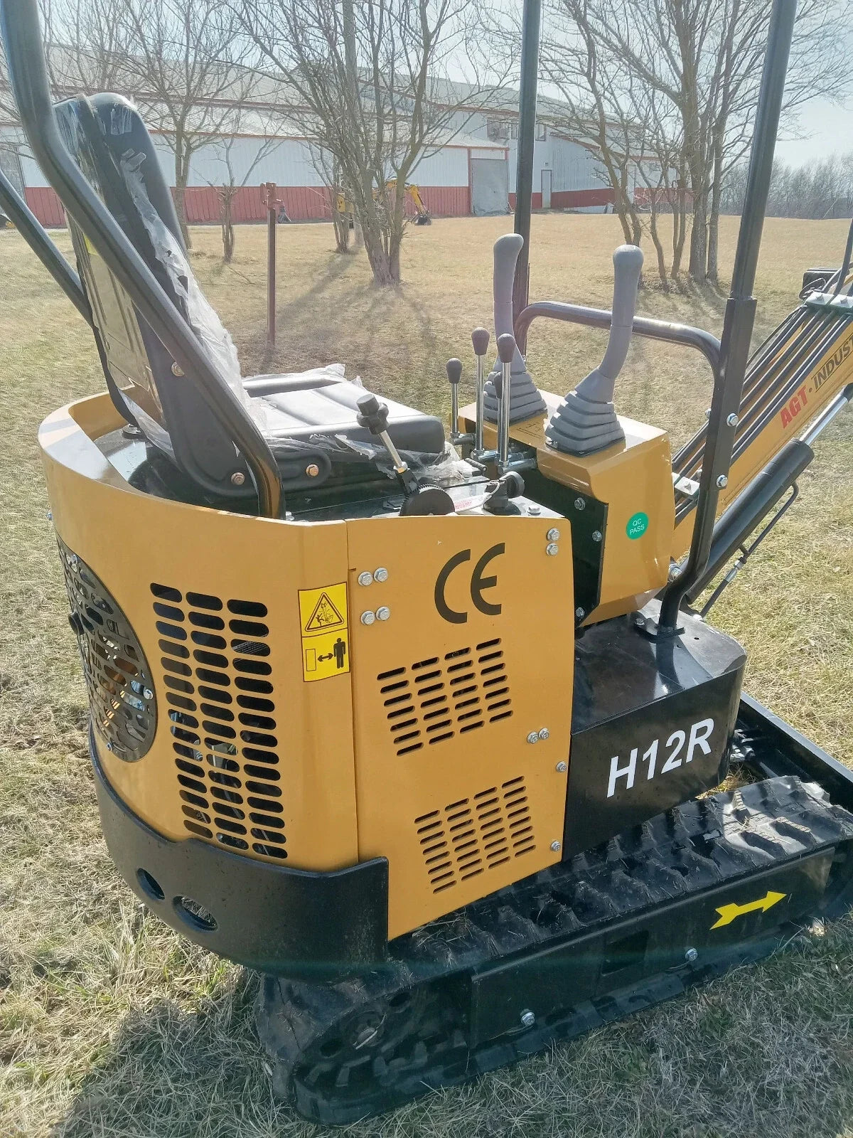 1 Ton Mini Excavator Rato 13.5HP EPA w/ Hydraulic Thumb | AGT-H12R