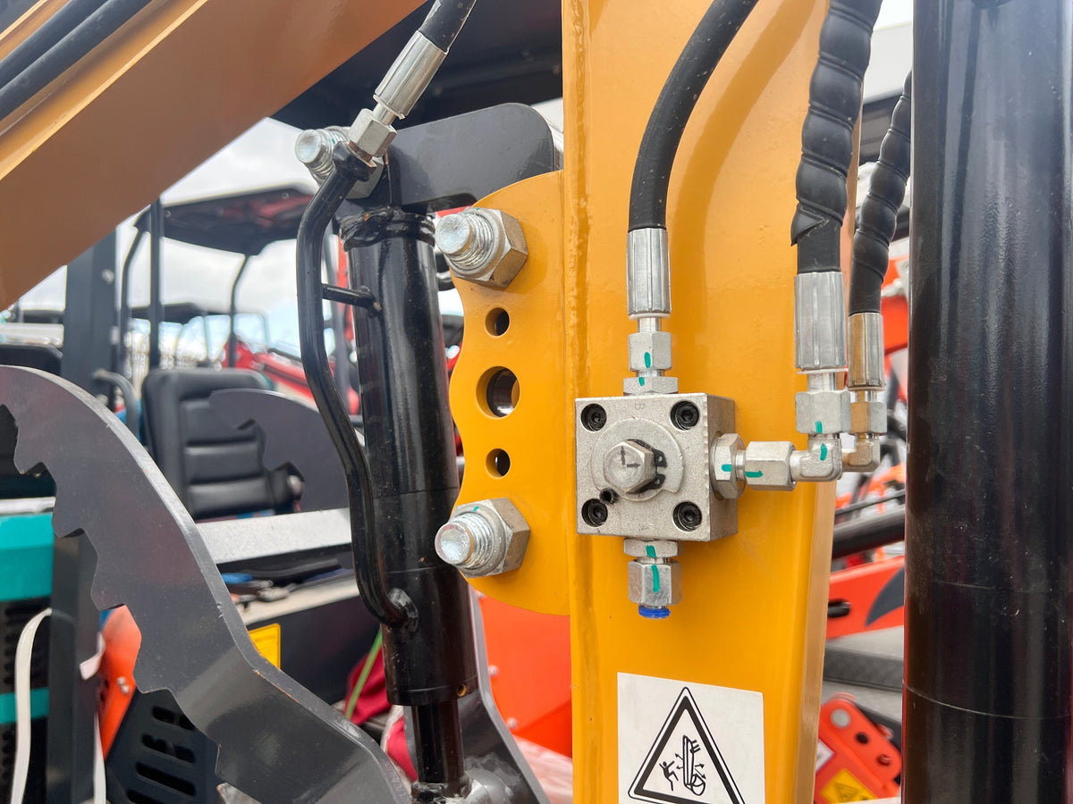 1 Ton Mini Excavator B&S 13.5HP Engine w/ Hydraulic Thumb | AGT-DM12-C