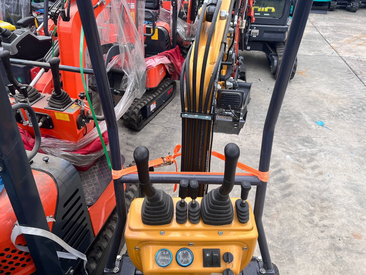 1 Ton Mini Excavator B&S 13.5HP Engine w/ Hydraulic Thumb | AGT-DM12-C
