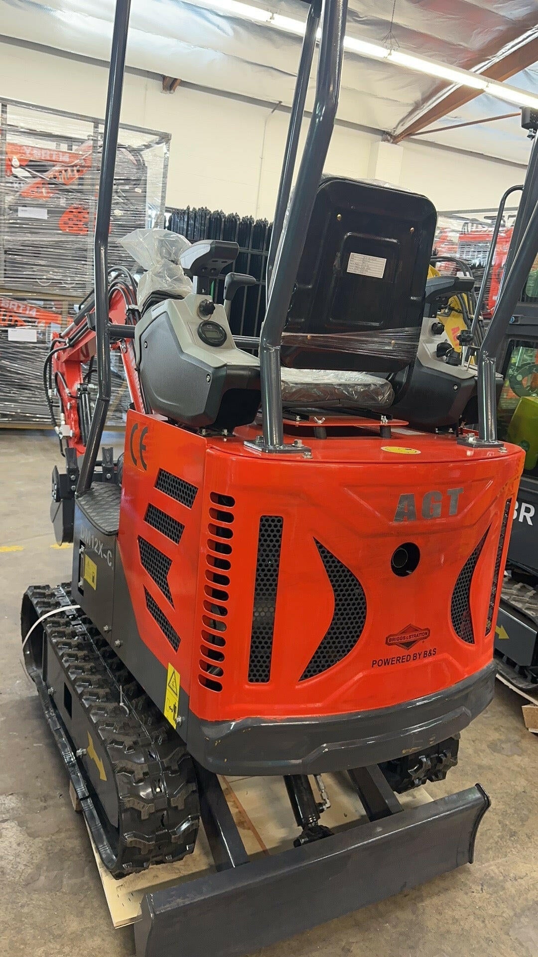 1 Ton, Upgraded Mini Excavator w/ Pilot Control & Swing Boom & Hydraulic Thumb | DM12X-C