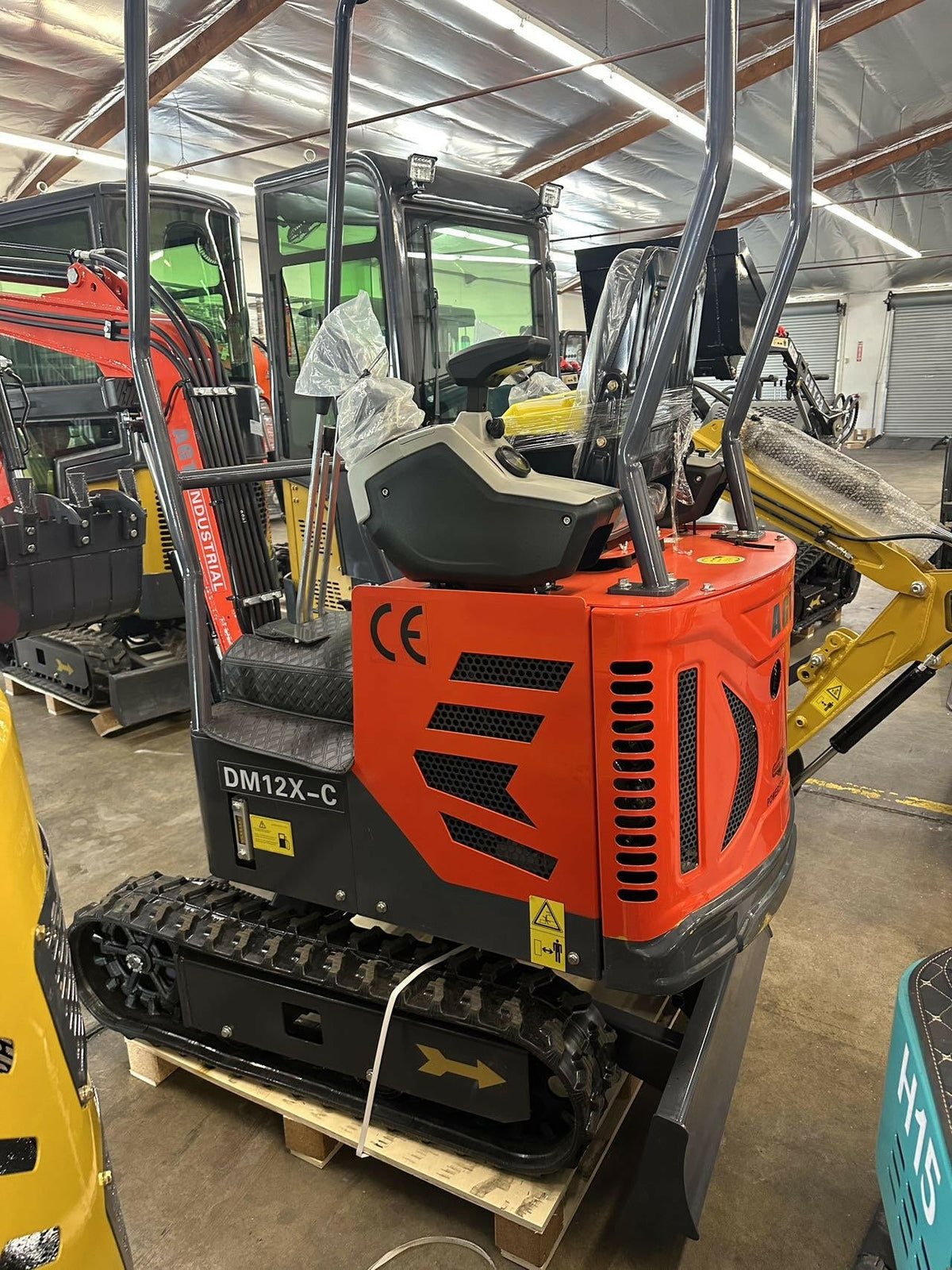 1 Ton, Upgraded Mini Excavator w/ Pilot Control & Swing Boom & Hydraulic Thumb | DM12X-C