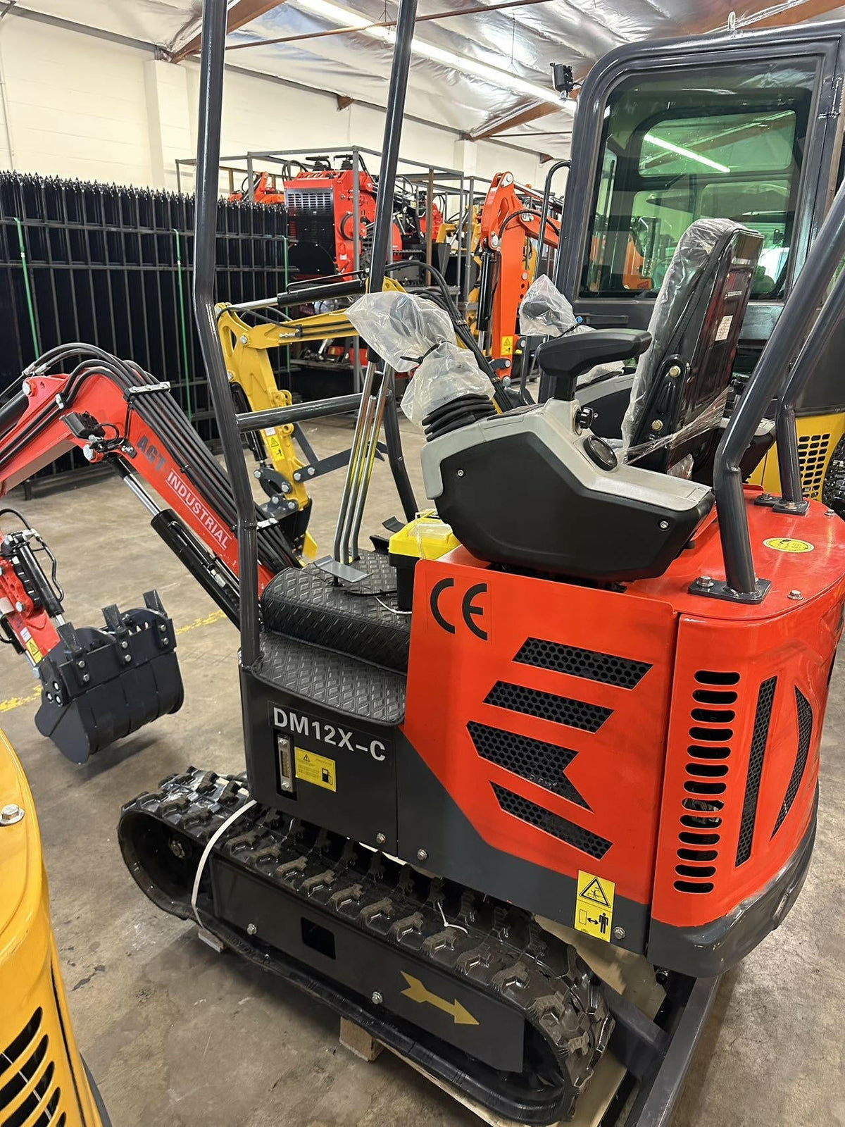 1 Ton, Upgraded Mini Excavator w/ Pilot Control & Swing Boom & Hydraulic Thumb | DM12X-C