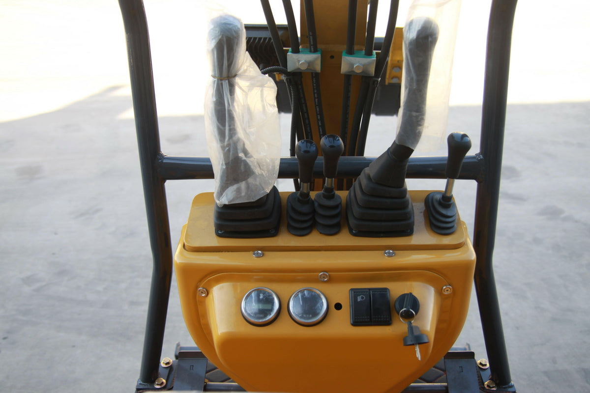 1 Ton Mini Excavator B&S 13.5HP Engine w/ Hydraulic Thumb | AGT-DM12-C