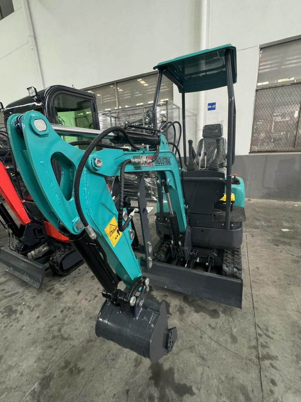 1 Ton Mini Excavator RATO 13.5HP Gasoline w/ Hydraulic Thumb | AGT-KH16R