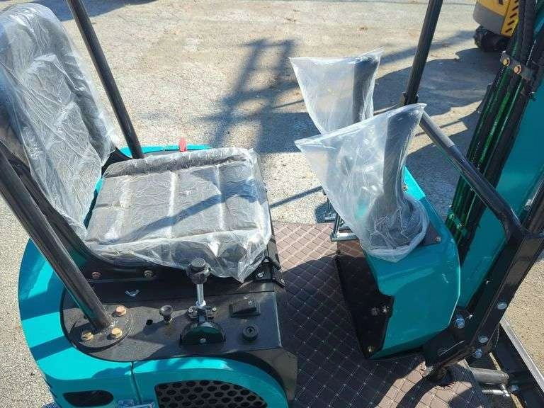 1 Ton Mini Excavator Rato 13.5HP Gas Digger w/ 16" Bucket & Fixed Thumb | QH12R