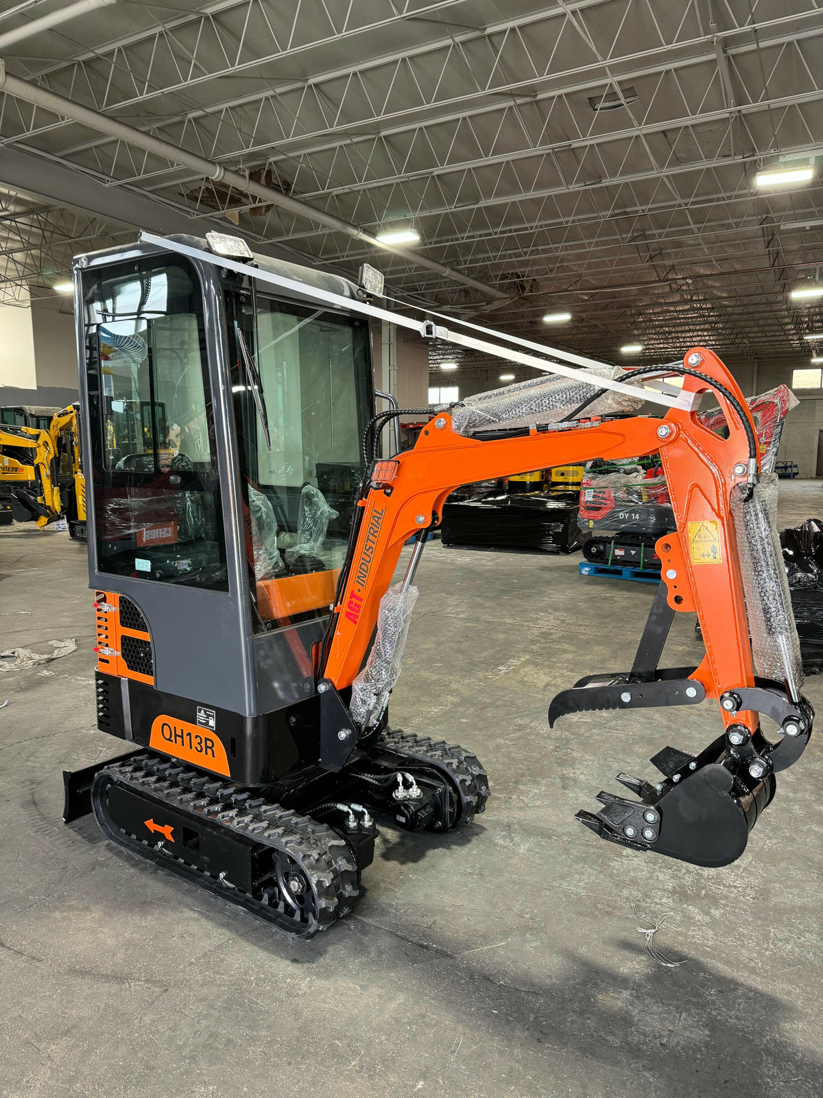 1 Ton Mini Excavator Rato 13HP Engine w/ Enclosed Cab | QH13R