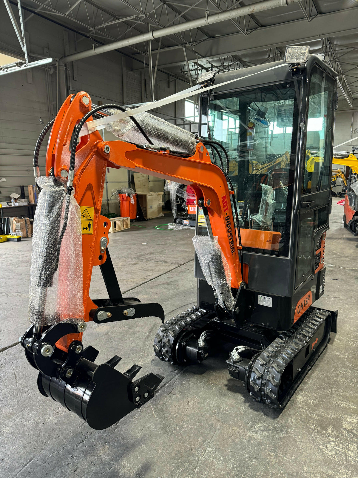 1 Ton Mini Excavator Rato 13HP Engine w/ Enclosed Cab | QH13R