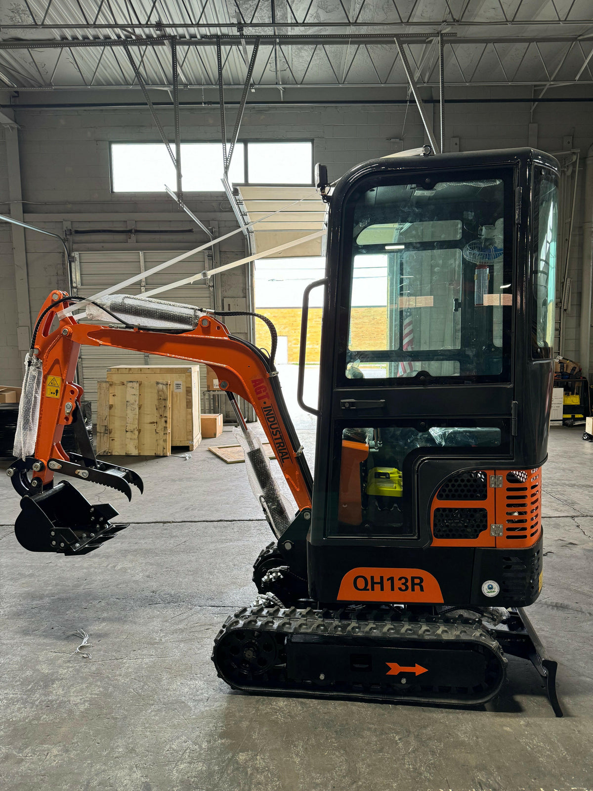 1 Ton Mini Excavator Rato 13HP Engine w/ Enclosed Cab | QH13R