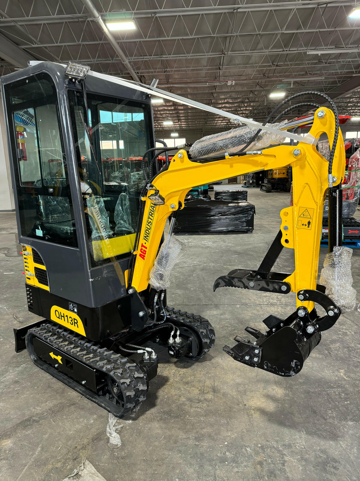 1 Ton Mini Excavator Rato 13HP Engine w/ Enclosed Cab | QH13R