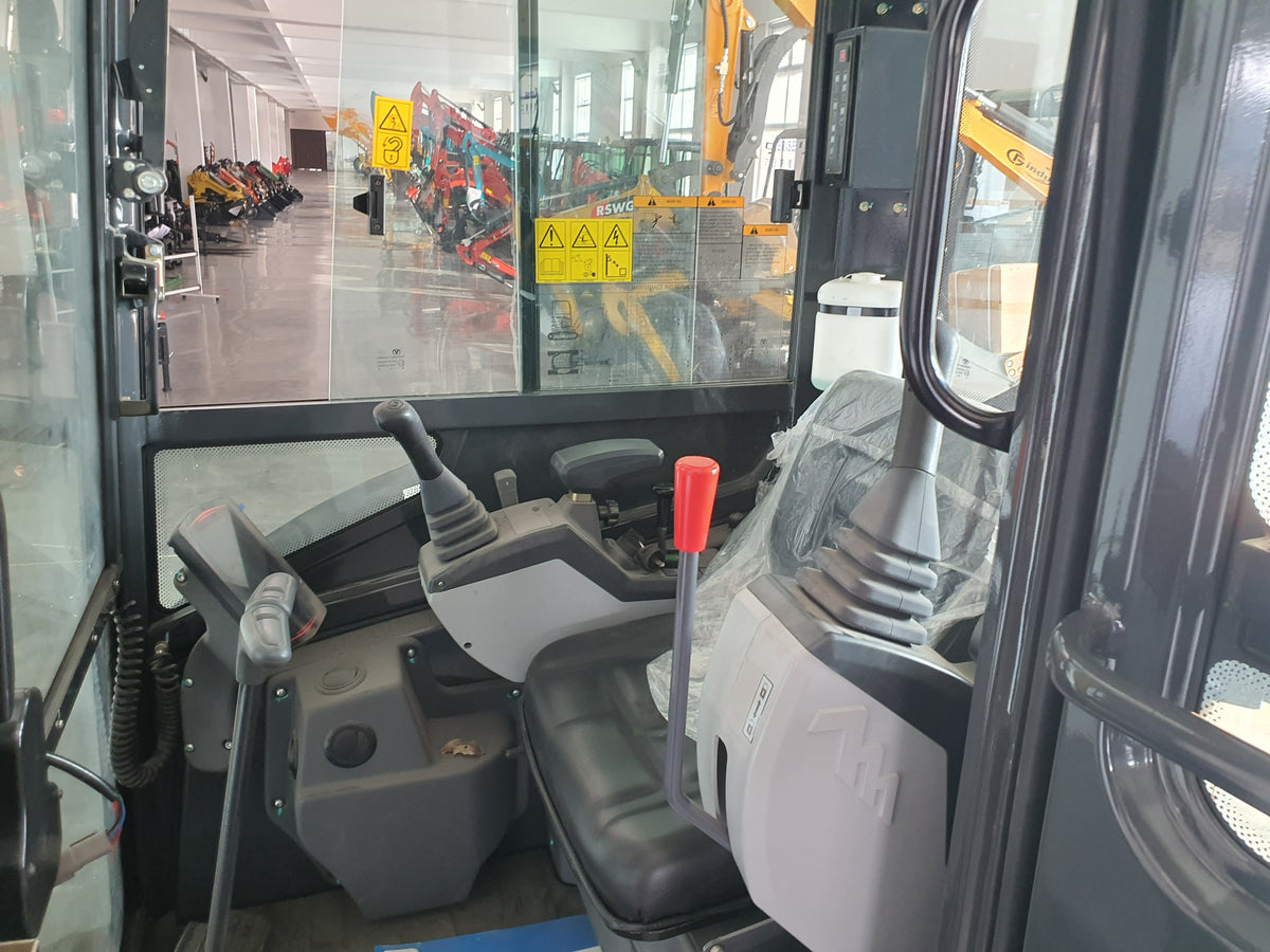 2.8 Ton Mini Excavator Yanmar 25HP Diesel Enclosed Cab w/ Thumb | CFG-STE35SR